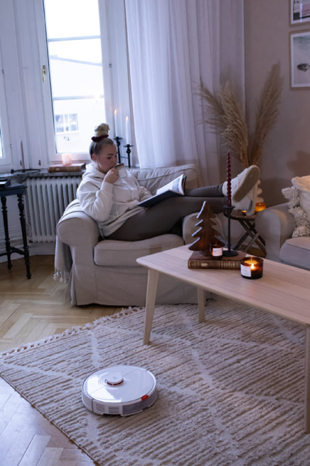 Helt ok arbetsfördelning må jag säga. Kajsa städar medan jag sitter här och njuter av lugnet. Kajsa är namnet som barnen valt till vår Robotdammsugare som nyligen flyttat in. Helt ok arbetsfördelning må jag säga. Kajsa städar medan jag sitter här och njuter av lugnet. Kajsa är namnet som barnen valt till vår Robotdammsugare som nyligen flyttat in.