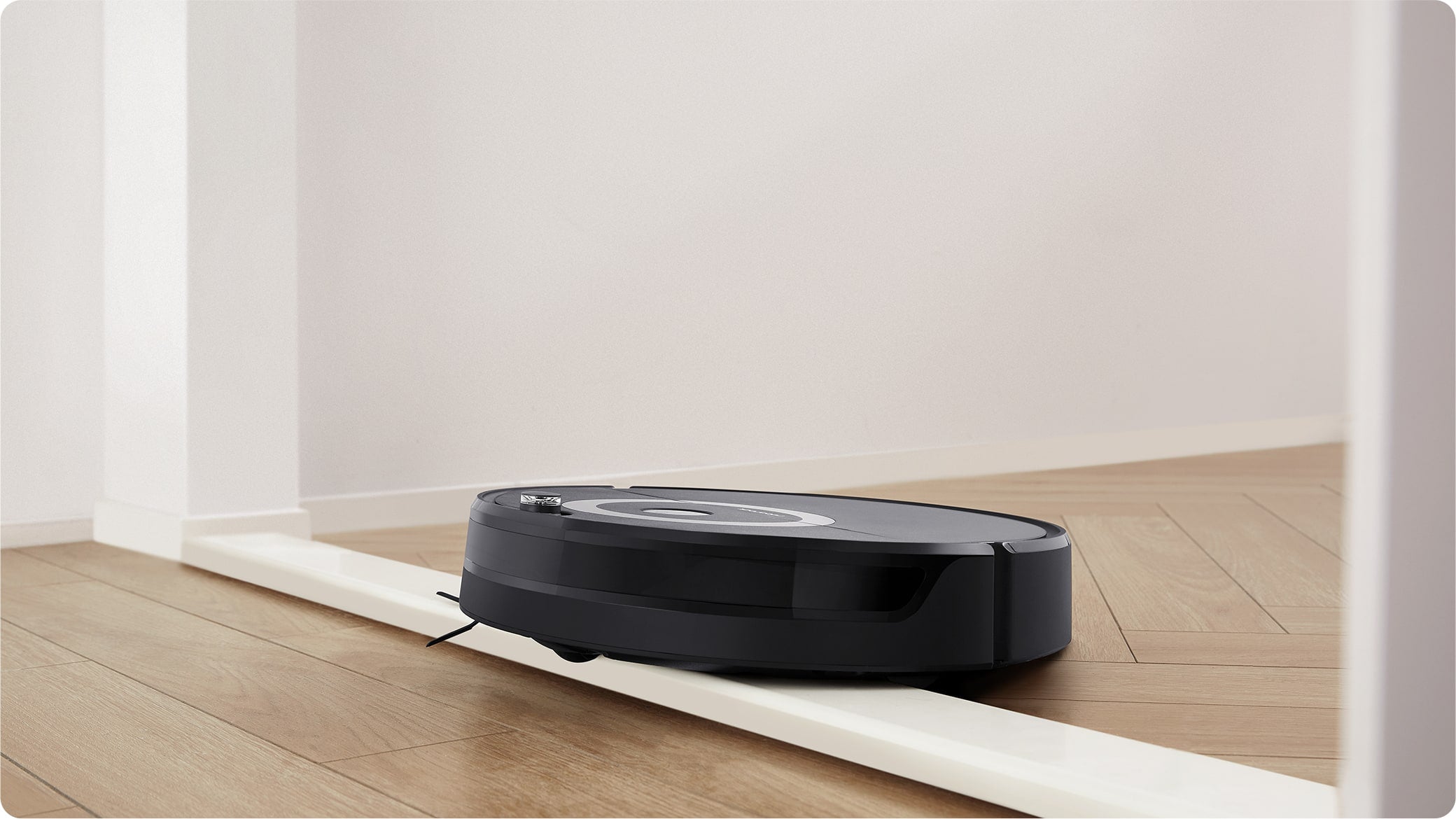 Roborock E5 tar sig fram i hela hemmet med en klättringsförmåga på två centimeter Roborock E5 tar sig fram i hela hemmet med en klättringsförmåga på två centimeter
